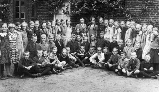 Lehrerwohnung - 1933 mit Lehrer Bergfort