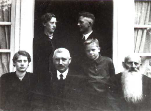 Bernard Schumacher (in der Mitte)