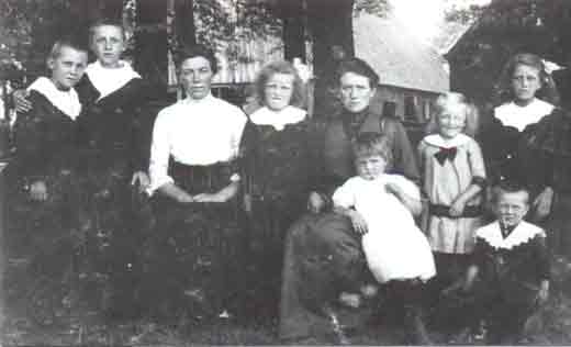 Frau Hagemann und Kinder 1917